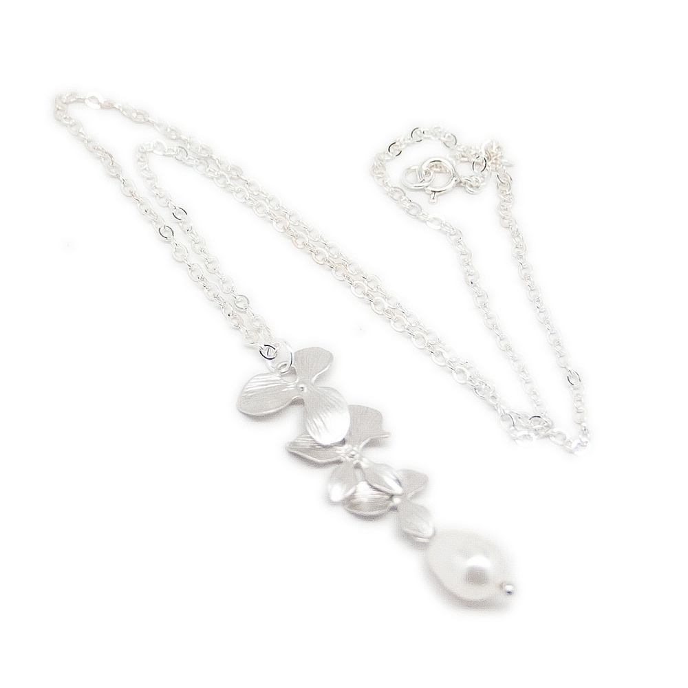White pearl flower necklace